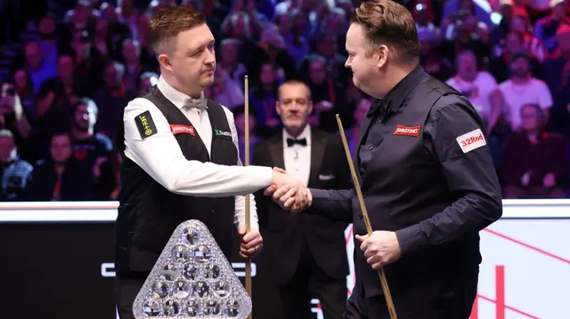 Kyren Wilson and Shaun Murphy shake hands