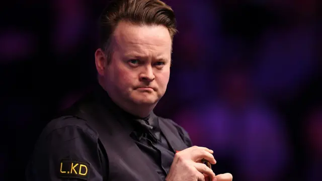 Shaun Murphy chalks his cue