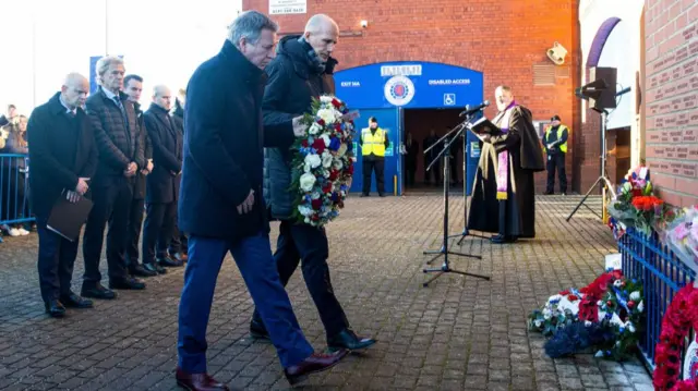 Rangers manager Philippe Clement and chairman Fraser Thornton carry a wreath to the memorial