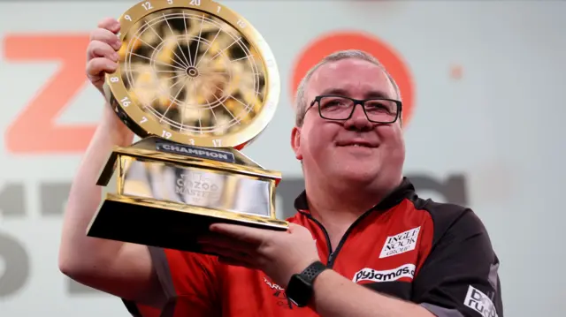 Stephen Bunting holds the Masters trophy