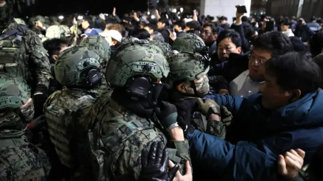 South Korean soldiers trying to get into the National Assembly in Seoul