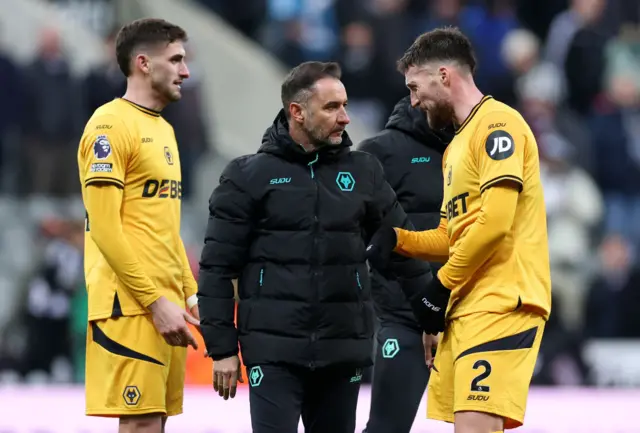 Vitor Pereira speaks to his players after their defeat to Newcastle