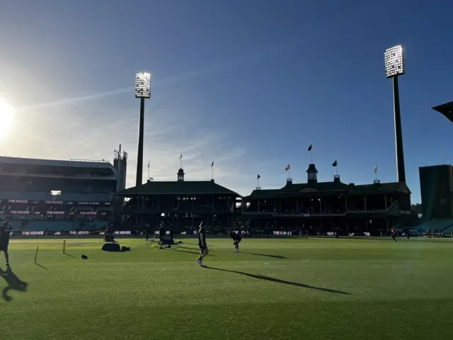 England players warm up at the SCG