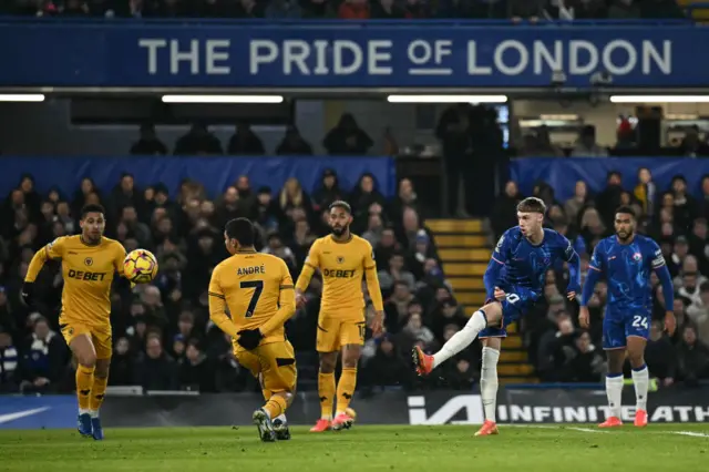 Palmer shoots under pressure from several defenders