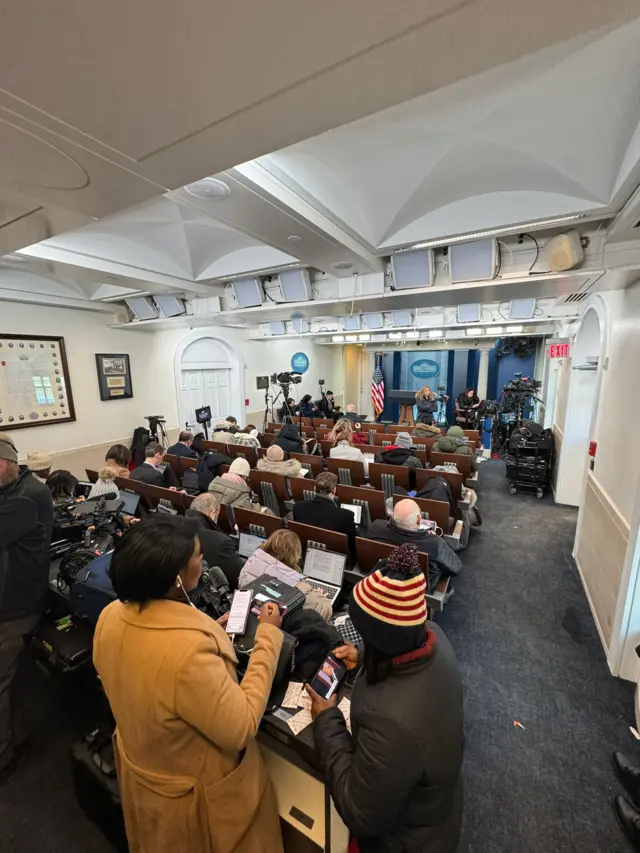 People in the White House briefing room