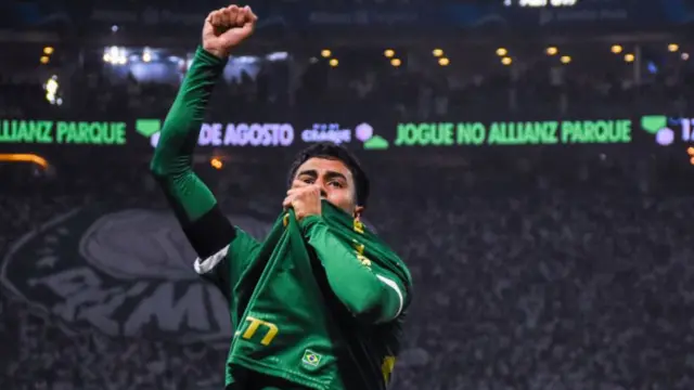 Vitor reis kisses the badge of his Palmeiras top