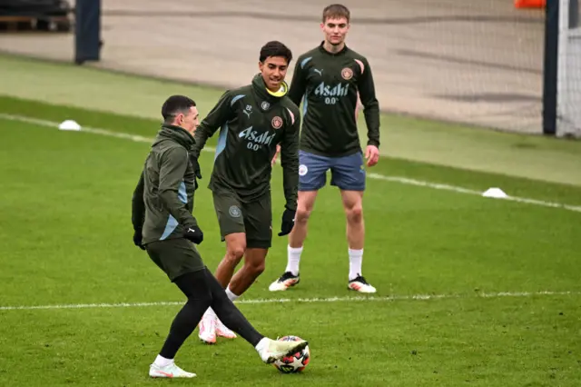 Vitor Reis in Manchester City training with Phil Foden