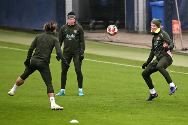 Manchester City players Kevin De Bruyne and Erling Haaland train