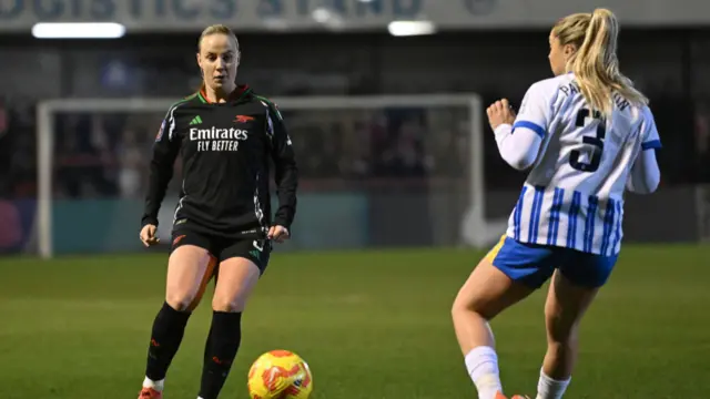 Beth Mead of Arsenal passes the ball whilst under pressure from Poppy Pattinson of Brighton & Hove Albion during the Subway Women's League Cup match between Brighton & Hove Albion and Arsenal