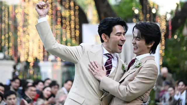 Apiwat Apiwatsayree (left) and Sappanyoo Panatkool at their unofficial wedding ceremony in Bangkok