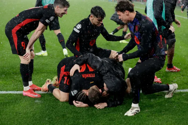 Raphinha celebrates FC Barcelona's 5-4 win against Benfica with Robert Lewandowski, Pedri, Fermin Lopez