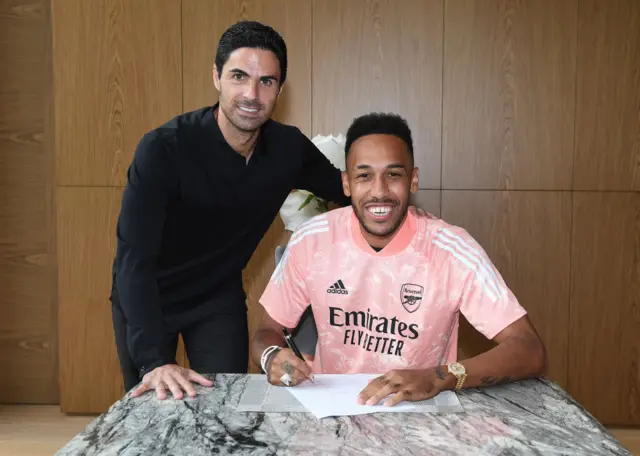 Mikel Arteta poses with Aubameyang