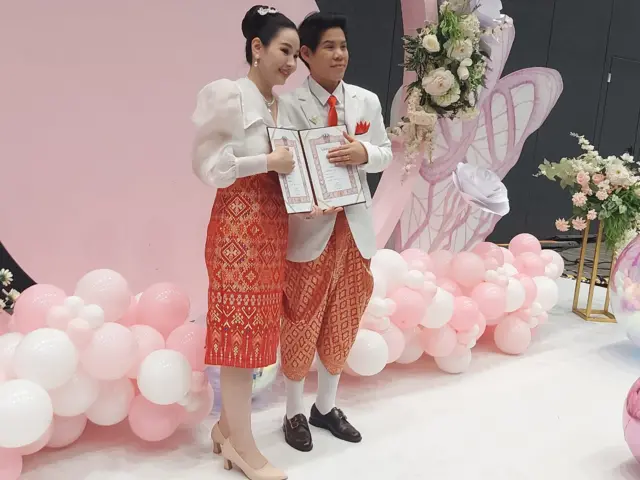 The first couple to register their union at Siam Paragon mall