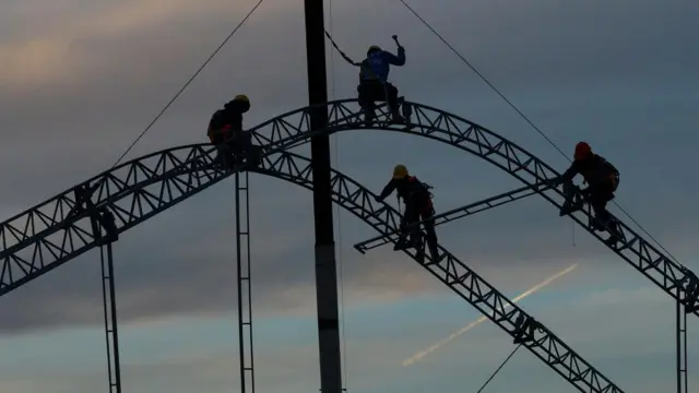 Workers build a metal carcass in Ciudad Juárez, Chihuahua state, where a temporary shelter for migrants is planned. Photo: 22 January 2025