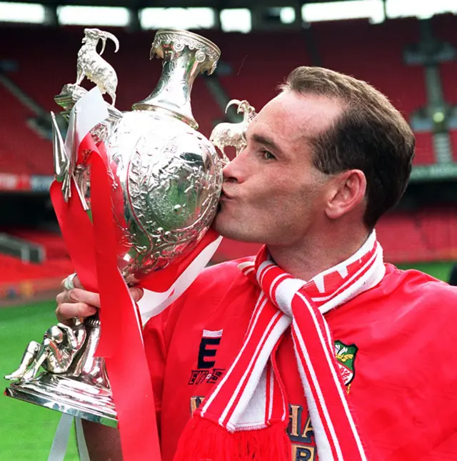 Gary Bennett kissing a trophy at Wembley