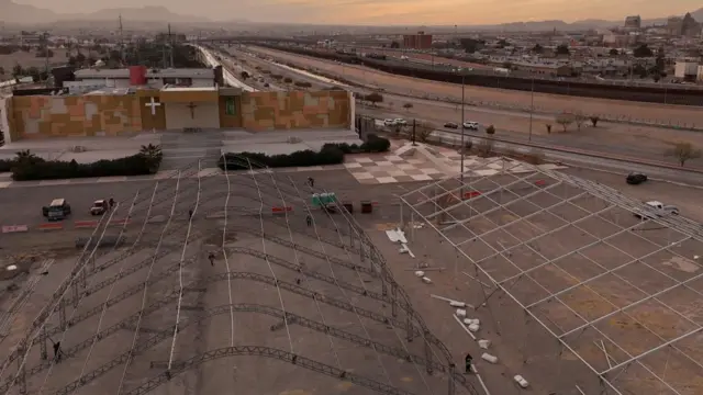 A drone view shows workers build a temporary shelter for migrants in Ciudad Juárez. Photo: 22 January 2025