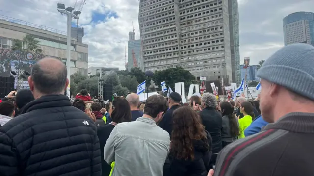 Crowds in hostage square