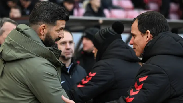 Plymouth manager and Sunderland manager shake hands