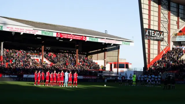 Aberdeen and St Mirren players and supporters remember Jimmy Calderwood with applause