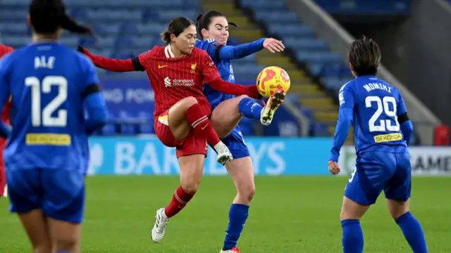 uka Nagano of Liverpool and Shannon O'Brien of Leicester City in action during the WSL game at The King Power Stadium