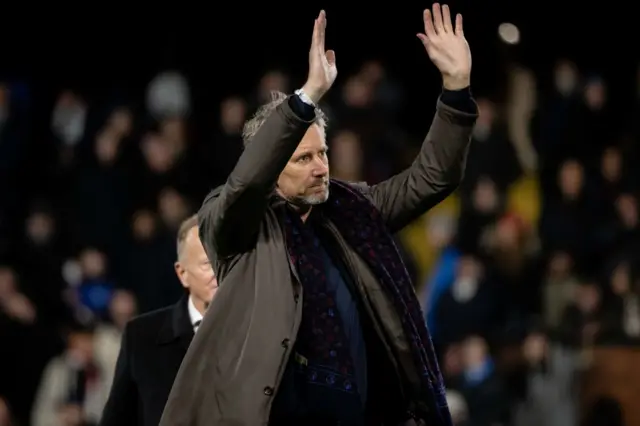 Edwin van der Sar salutes the fans.