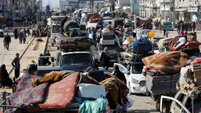 Palestinians wait to be allowed to return to their homes in northern Gaza after they were displaced to the south at Israel's order during the war, amid a ceasefire between Israel and Hamas, in the central Gaza Strip, January 26, 2025. REUTERS/Hatem Khaled