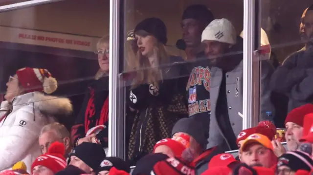 Donna Kelce and Taylor Swift watching the Kansas City Chiefs