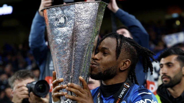 Atalanta's Ademola Lookman celebrates with the trophy after winning the Europa League