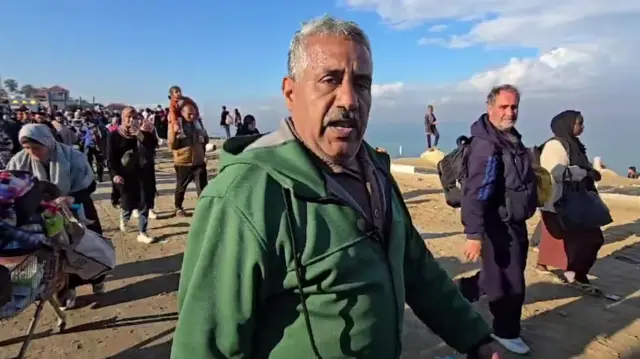 Gazan walks to north Gaza along coastal road