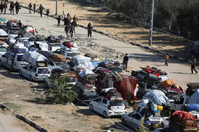 A queue of cars waiting to cross into northern Gaza earlier today