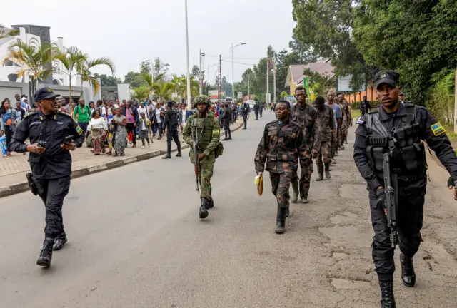 Rwandan security officers receive FARDC soldiers who surrendered in Goma