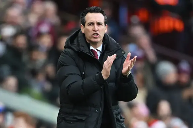 Unai Emery claps his hands