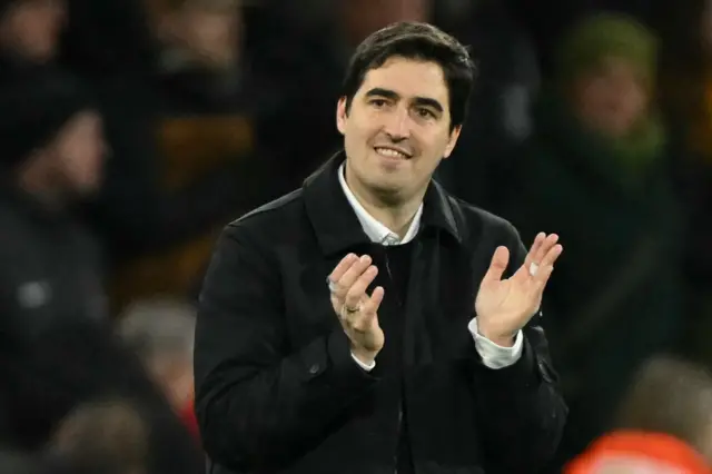 Andoni Iraola claps his hands