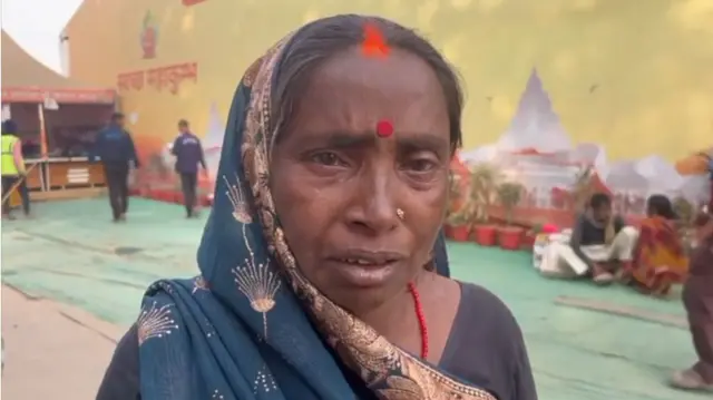 Woman wearing a blue saare