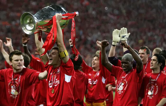 Steven Gerrard lifts the Premier League trophy