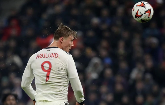 Manchester United's Rasmus Hojlund heads at goal