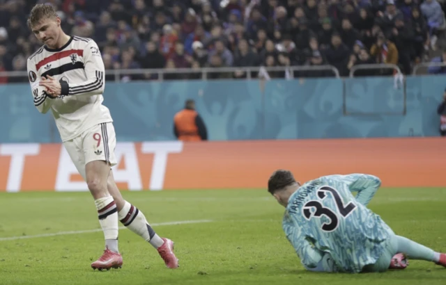 Manchester United's Rasmus Hojlund (L) reacts