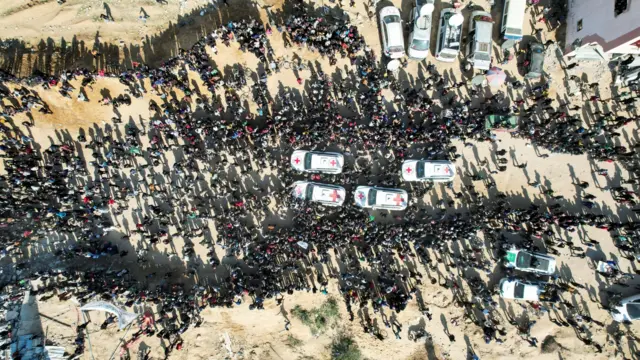 Drone footage of crowds round the Red Cross convoy in Khan Younis earlier