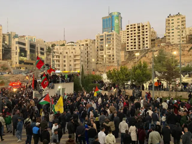 Crowds in Ramallah with flags