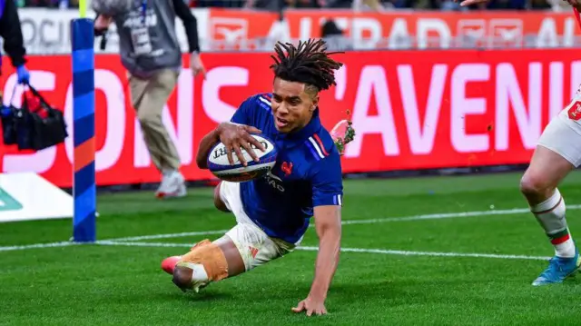 Theo Attisogbe scores the opening try for France