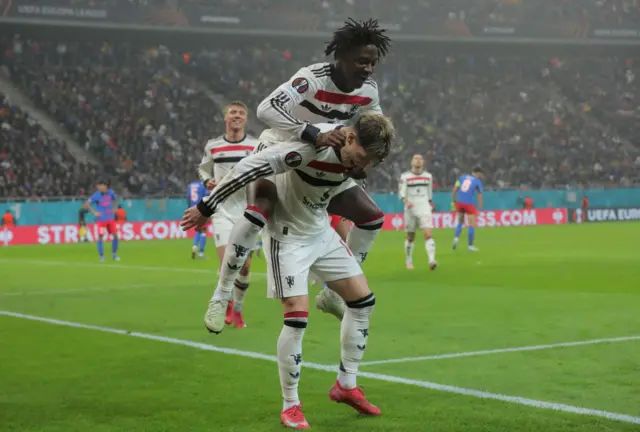 Kobbie Mainoo and Alejandro Garnacho celebrate