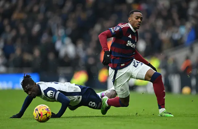 Joe Willock of Newcastle United is challenged by Yves Bissouma