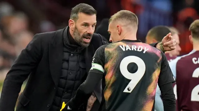 Leicester City manager Ruud van Nistelrooy (left) speaks to Leicester City's Jamie Vardy