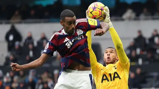 Alexander Isak (L) challenges Tottenham Hotspur's English goalkeeper #40 Brandon Austin