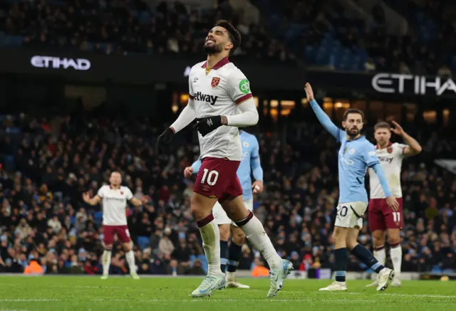 Paqueta grimaces to the sky after a missed chance