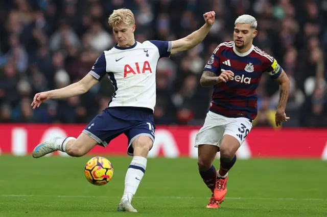 Lucas Bergvall (L) vies with Newcastle United's Brazilian midfielder Bruno Guimaraes