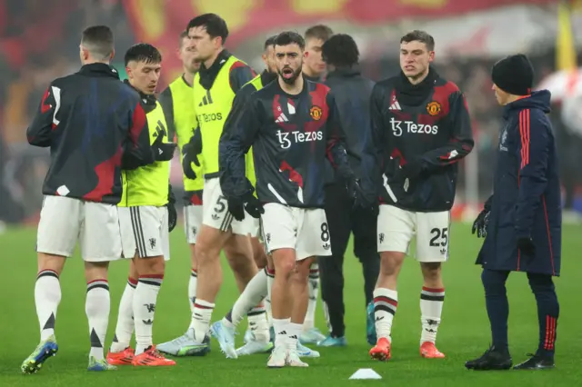 Fernandes leads the United team in a training drill