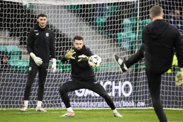 Liam Kelly warms up at Easter Road