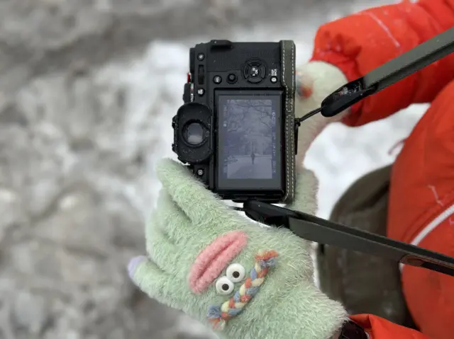 A camera shows a photo of the snow