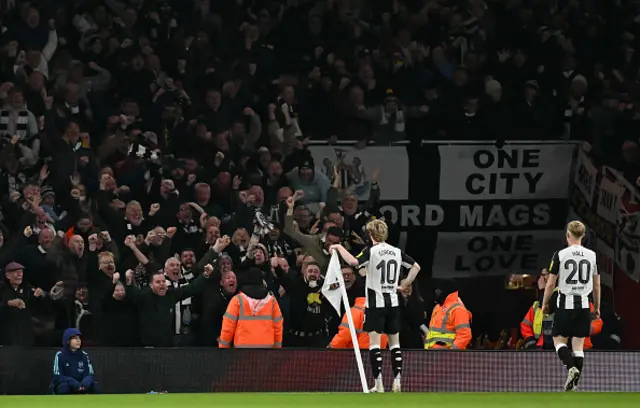 Anthony Gordon (C) celebrates